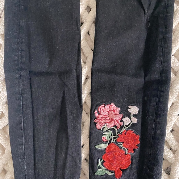 Divided Embroidered Jeans - Picture 5 of 5